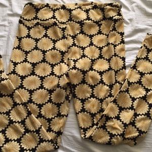 TC black and hello geometric flowers leggings